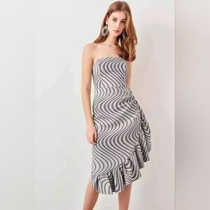 New Trendyol strapless dress with grey lines